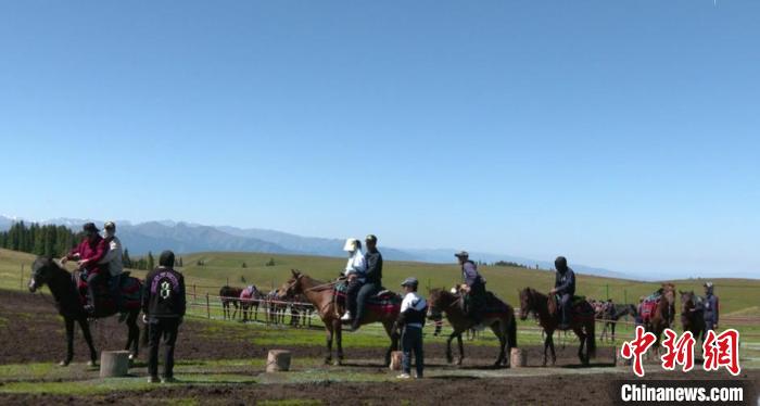 每年5月开始，特克斯县喀拉达拉镇喀拉峻村马纳提马队旅游合作社开始在景区工作，让游客体验草原骑马。　鲁海霞 摄