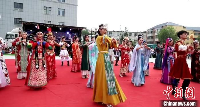 8月3日，特克斯盛世华疆·八卦城之夜演员表演开街迎宾舞。圆圆 摄