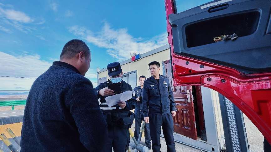 图为一线民警对出境人员进行认证比对