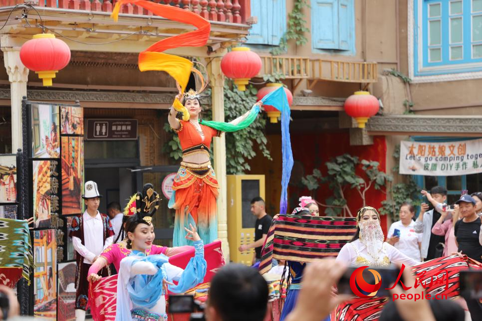 古城歌舞起，夏日旅游热。人民网 李龙摄