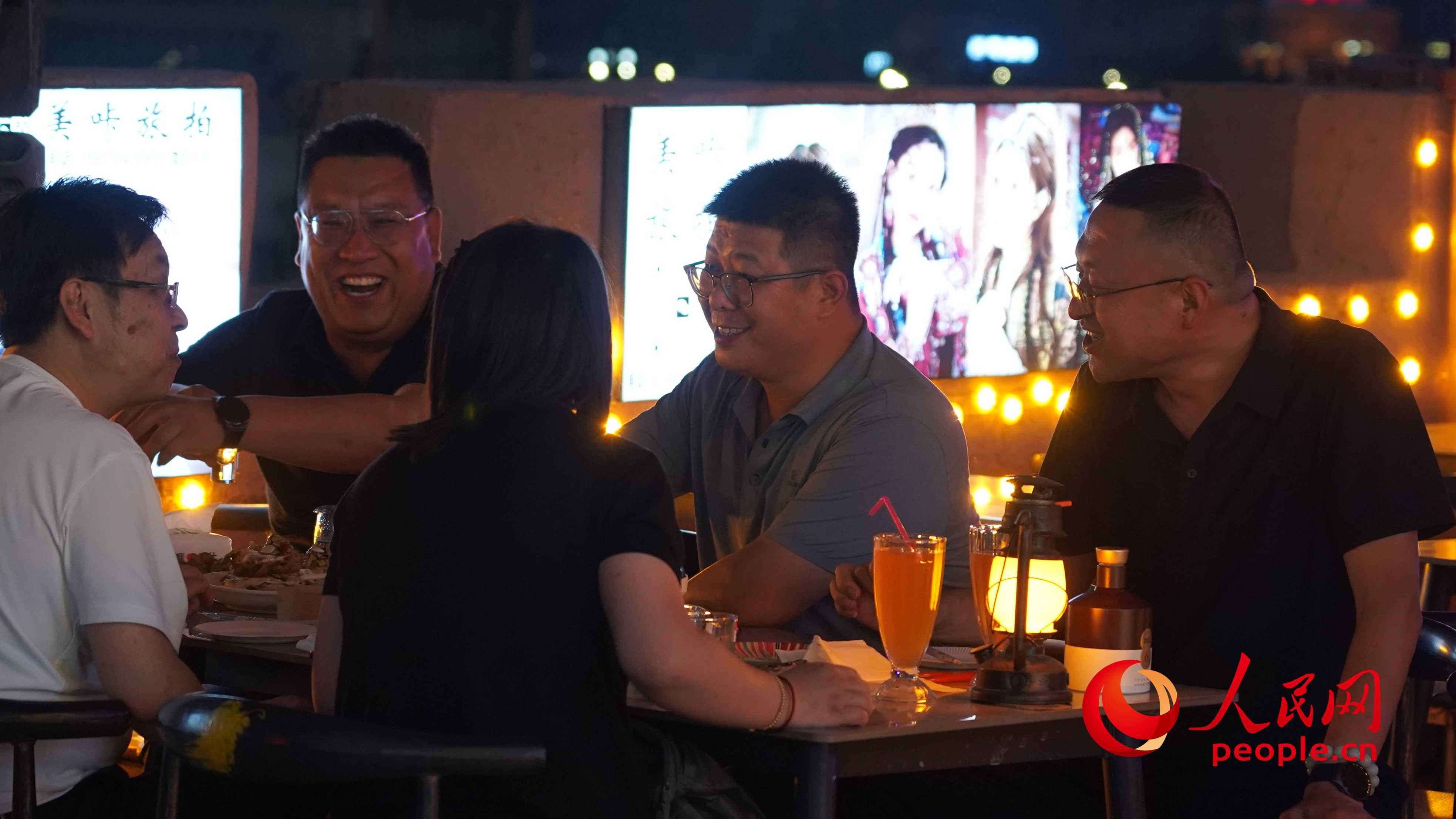 古城景区里的夜生活。人民网 李龙摄