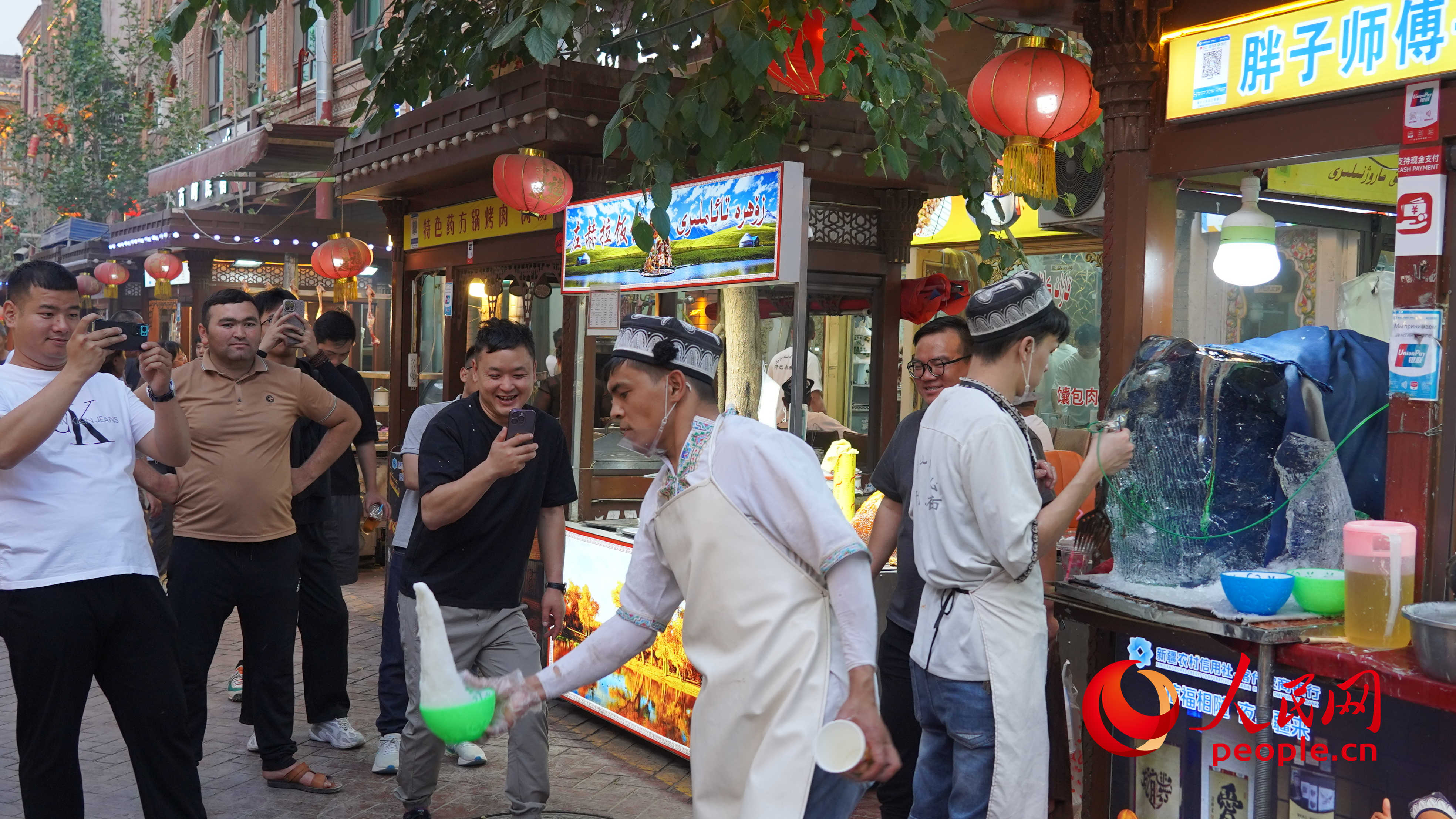 游客在古城景区里拍照。人民网 李龙摄