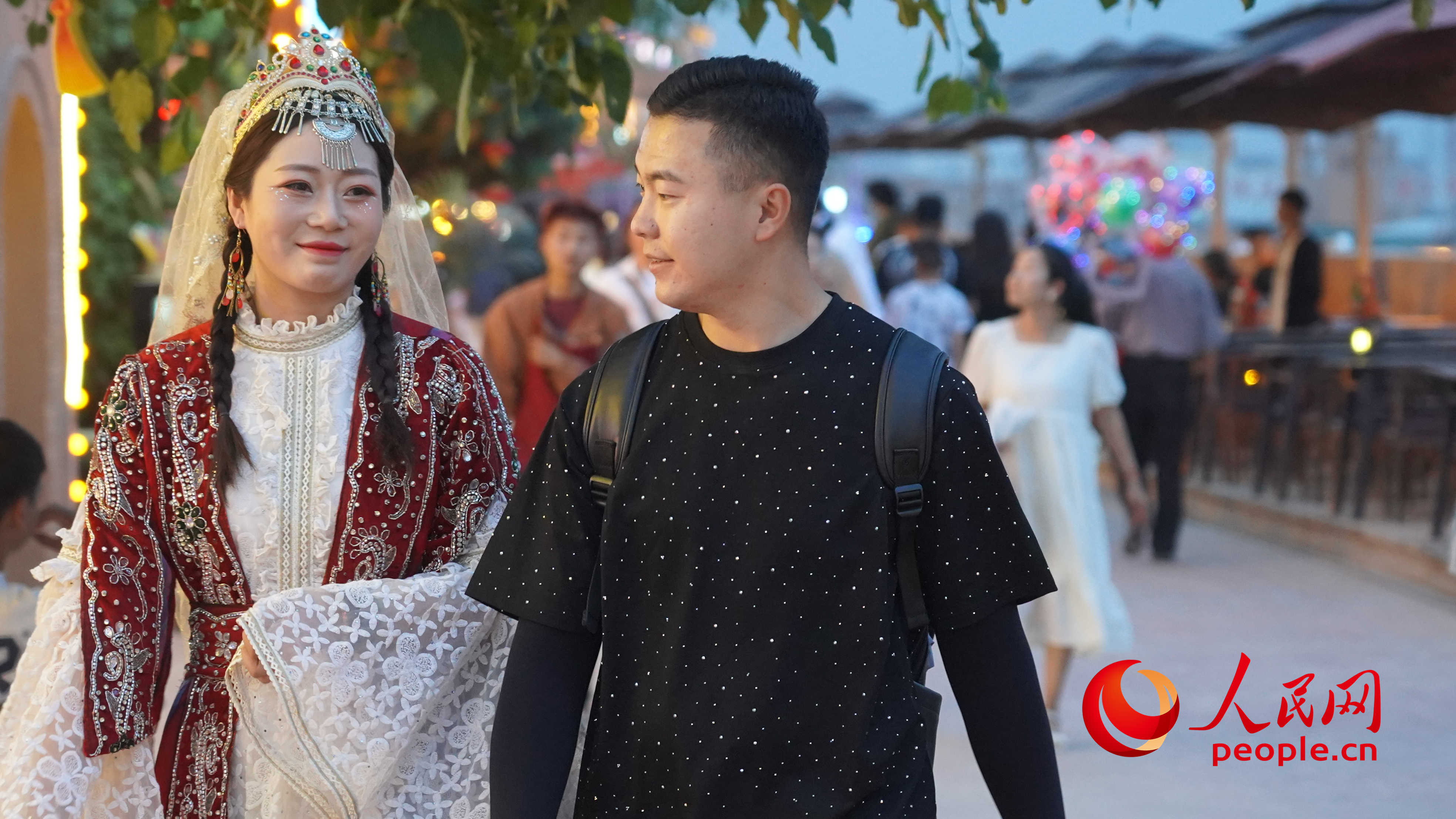 古城景区里随处可见穿着民族服饰旅拍的游客。人民网 李龙摄