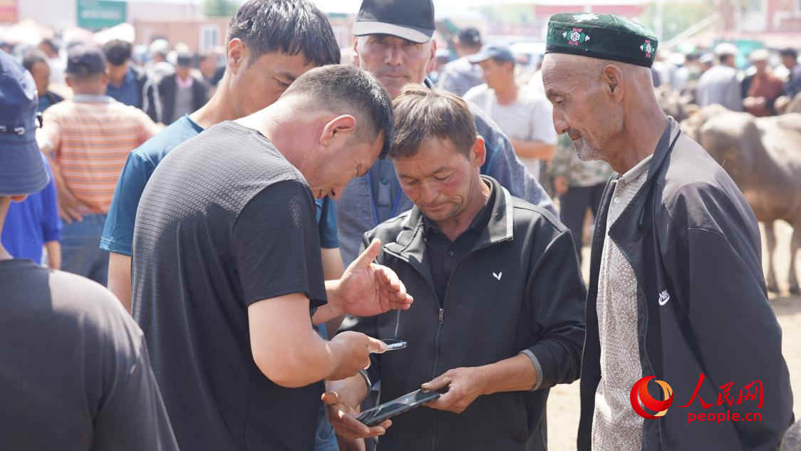 双方正在交易。人民网 李龙摄