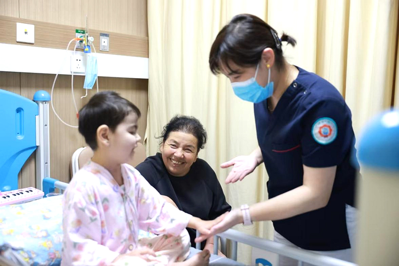 小依依、依依妈妈（中）和单妈妈（右）在病房。浙大儿院供图